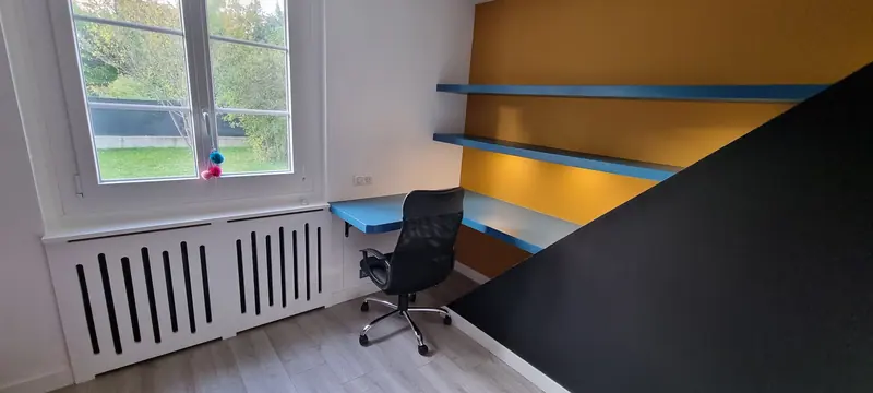 Vue d’ensemble avec le cache-radiateur (Bureau sur mesure, Villiers-Adam)
