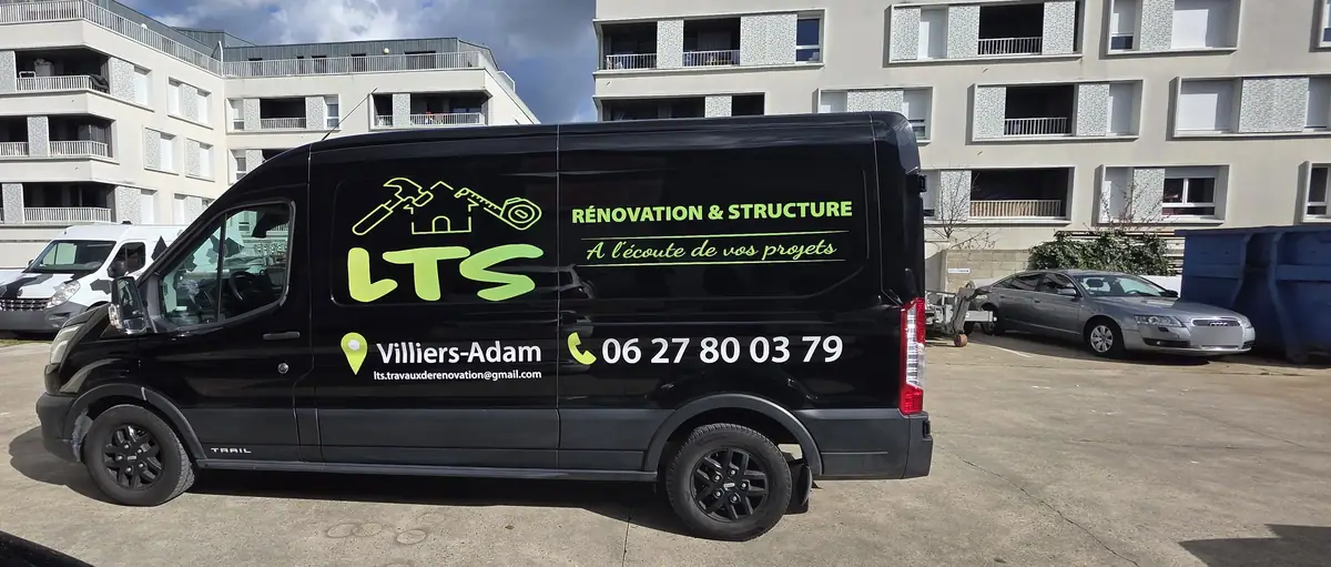 Le véhicule de LTS Rénovation & Structure, basé à Villiers-Adam