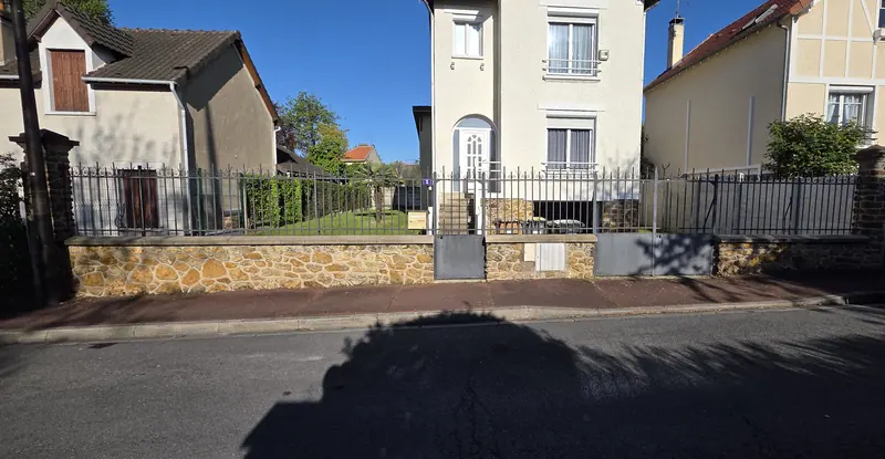La clôture d’origine, côté rue (Clôture et portail en aluminium, Franconville)