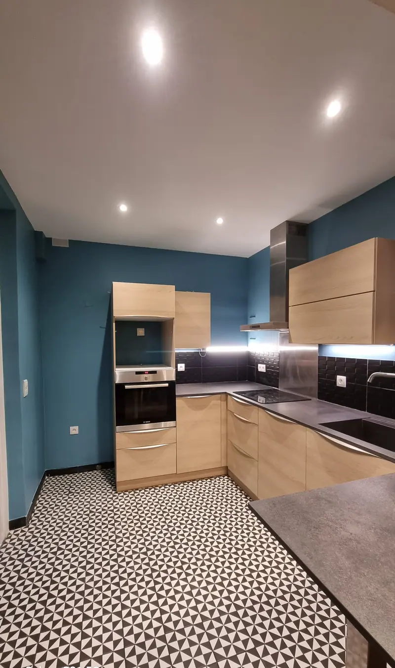 La cuisine terminée (Cuisine bois clair et bleu pétrole, Bessancourt)
