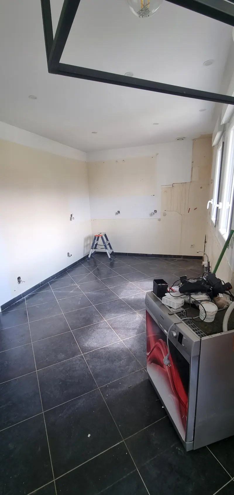 La pièce après dépose (Cuisine noire et plan de travail en bois)