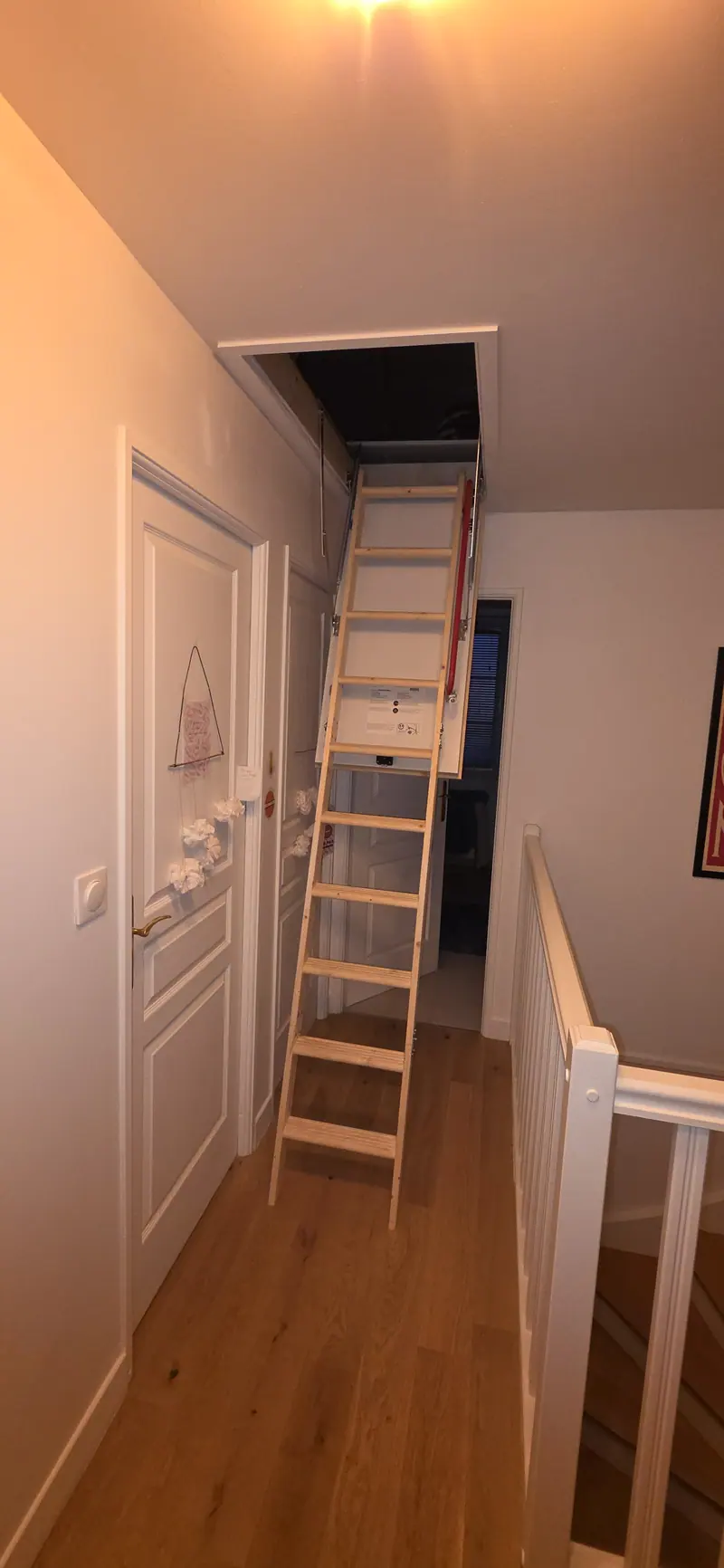 L’escalier escamotable déplié (Escalier escamotable, Margency)