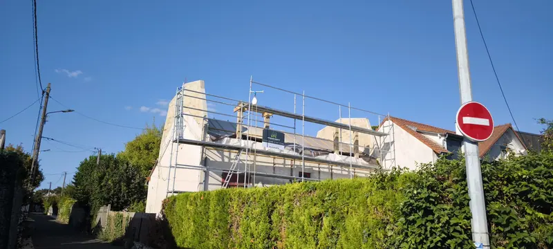 La surélévation vue de la rue (Extension et aménagement intérieur, Eaubonne)