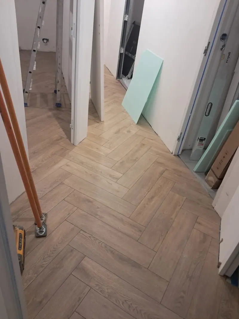 Pose du sol en chevrons dans le couloir (Extension et aménagement intérieur, Eaubonne)