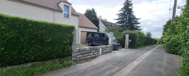 Le muret monté en blocs béton (Mur de clôture et piliers, Villiers-Adam)