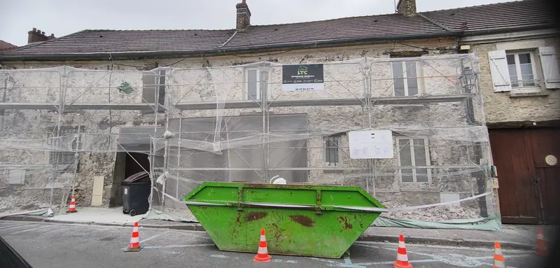 L’échafaudage côté rue (Façade d’une boulangerie, Frépillon)