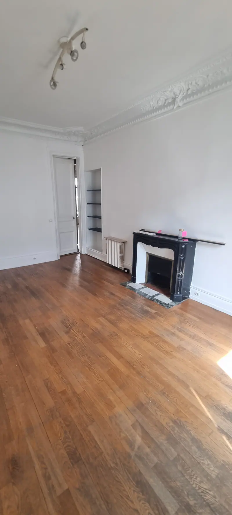 Le séjour avant travaux (Rénovation d’un appartement ancien, Paris)