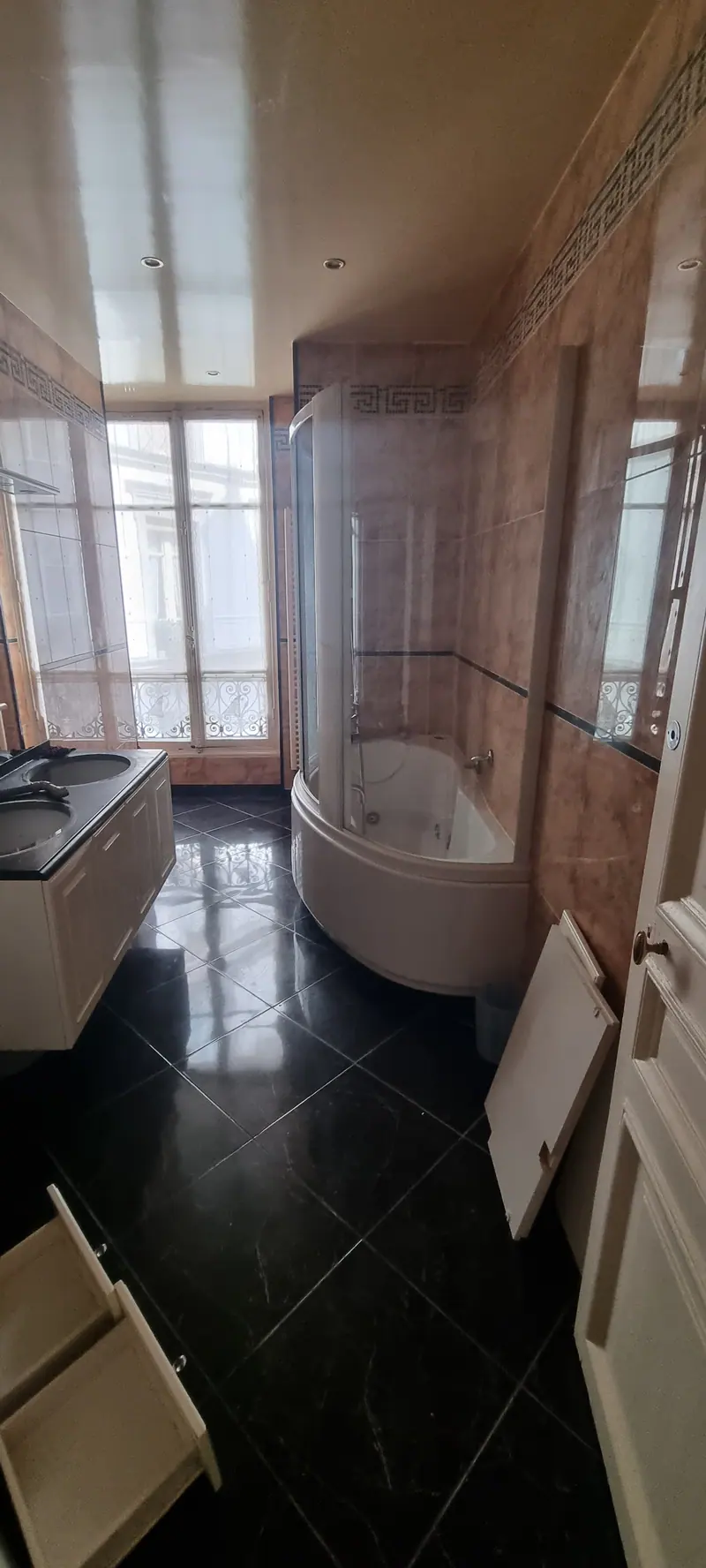 L’ancienne salle de bain (Rénovation d’un appartement ancien, Paris)