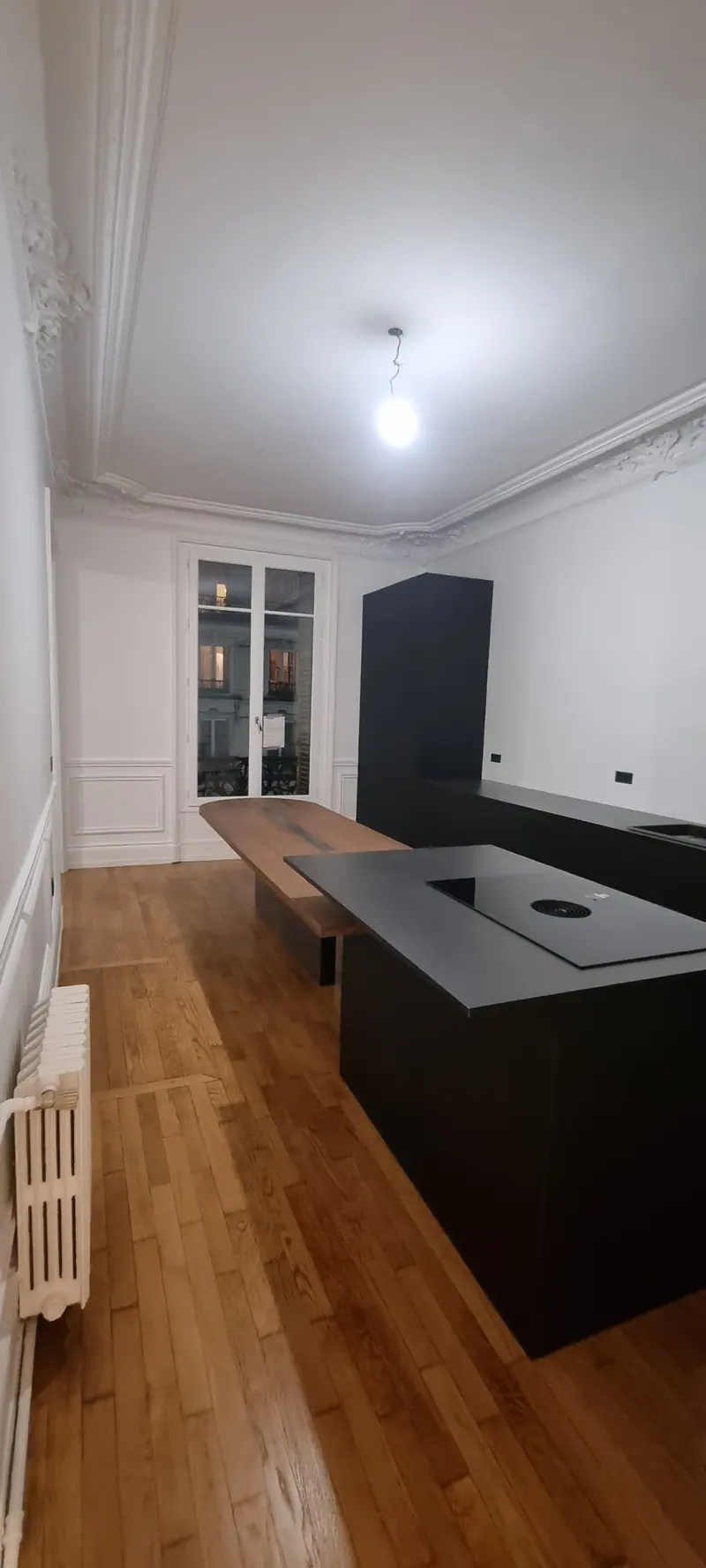 La cuisine, vue vers les fenêtres (Rénovation d’un appartement ancien, Paris)