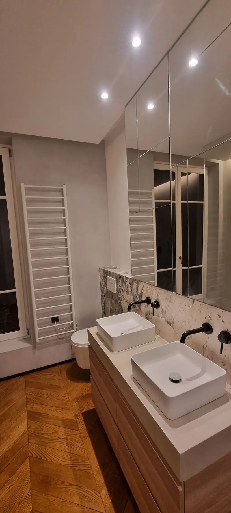 Double vasque sur meuble en bois (Rénovation d’un appartement ancien, Paris)