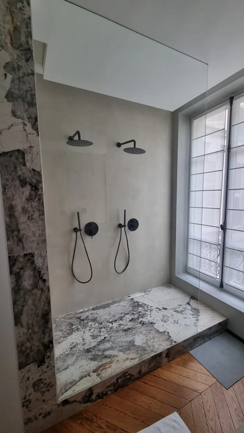 Douche double en pierre veinée (Rénovation d’un appartement ancien, Paris)