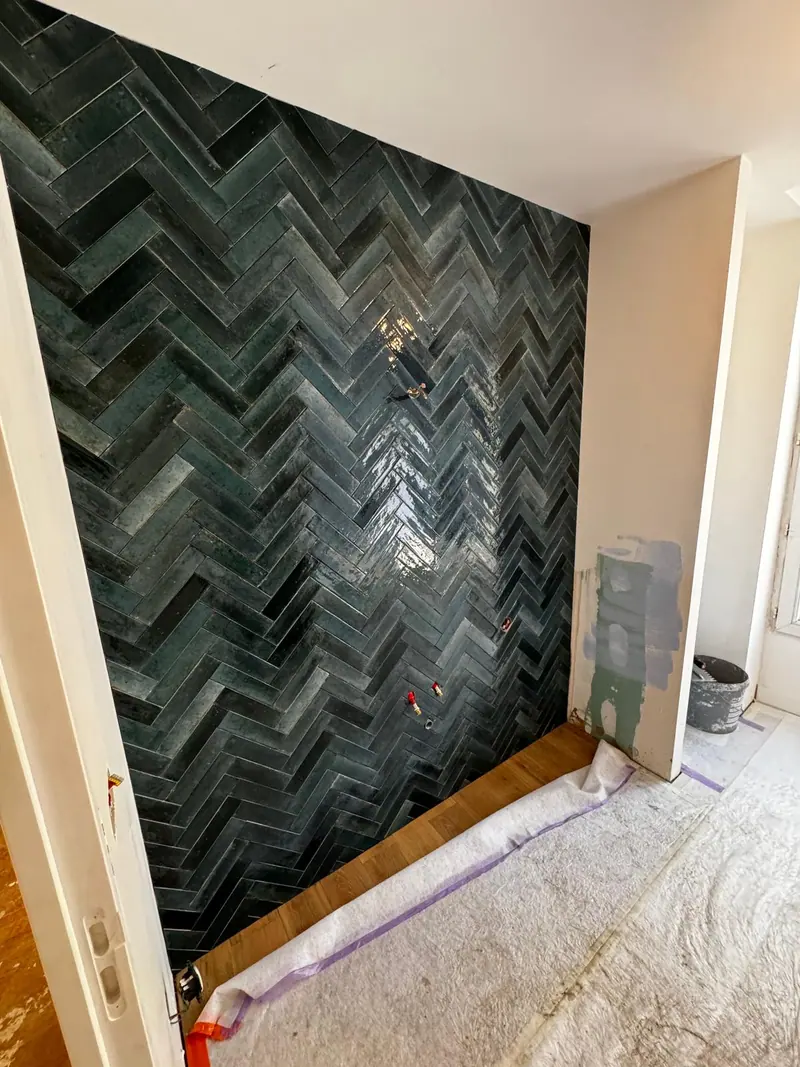 Pose du mur en chevrons (Rénovation d’un appartement, Paris 20ᵉ)