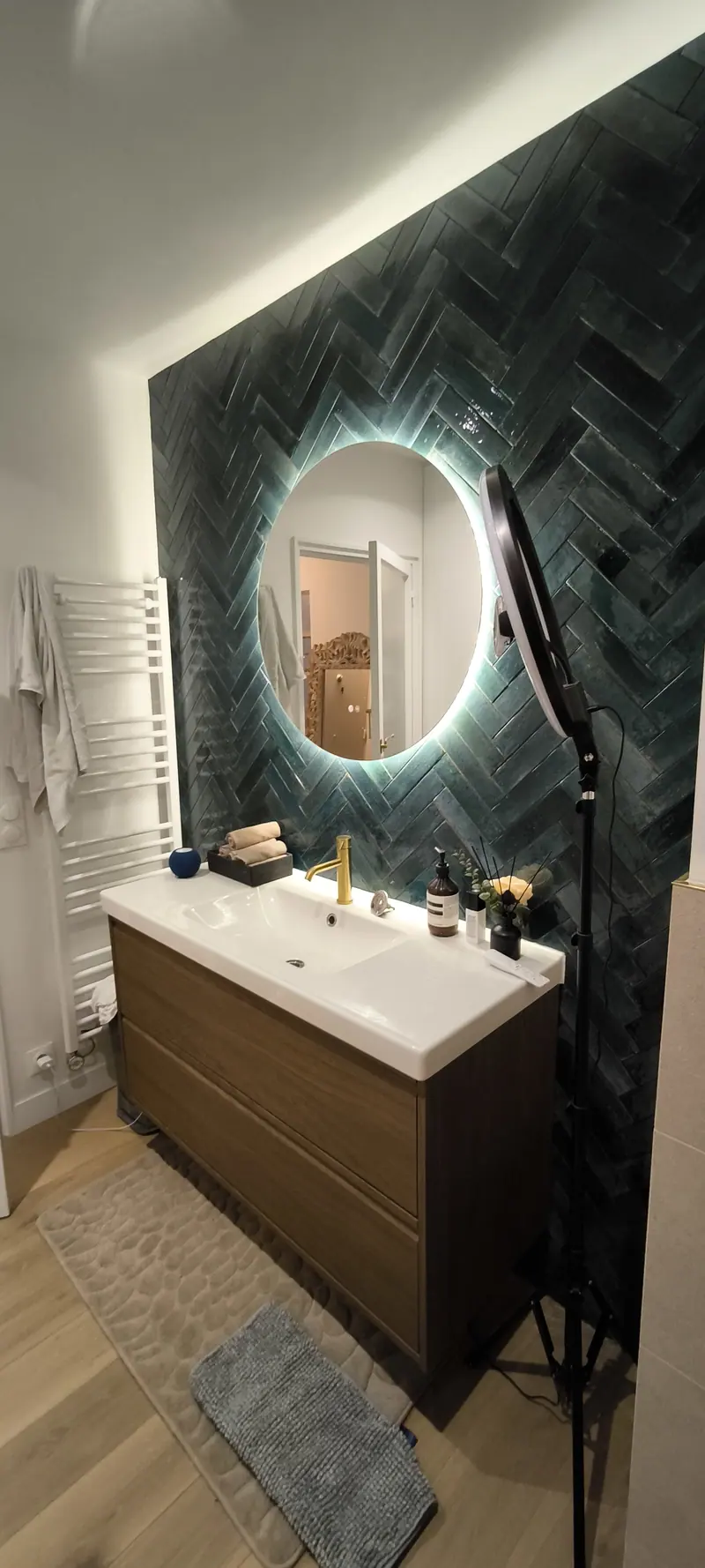 Meuble vasque et miroir rétroéclairé (Rénovation d’un appartement, Paris 20ᵉ)