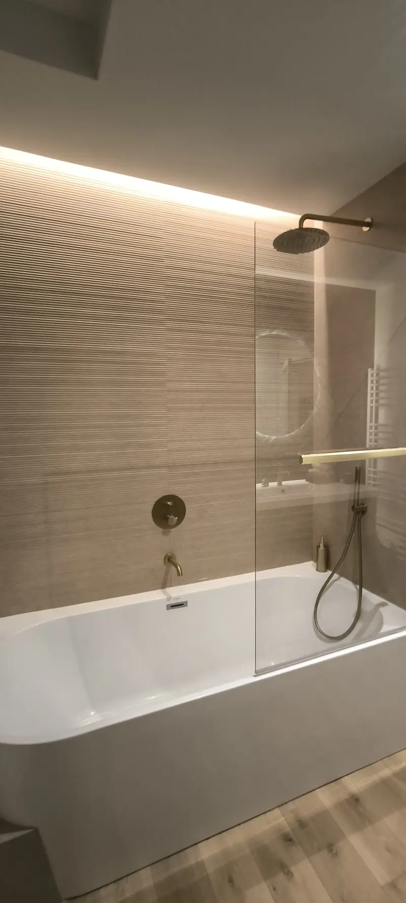 Baignoire et corniche lumineuse (Rénovation d’un appartement, Paris 20ᵉ)