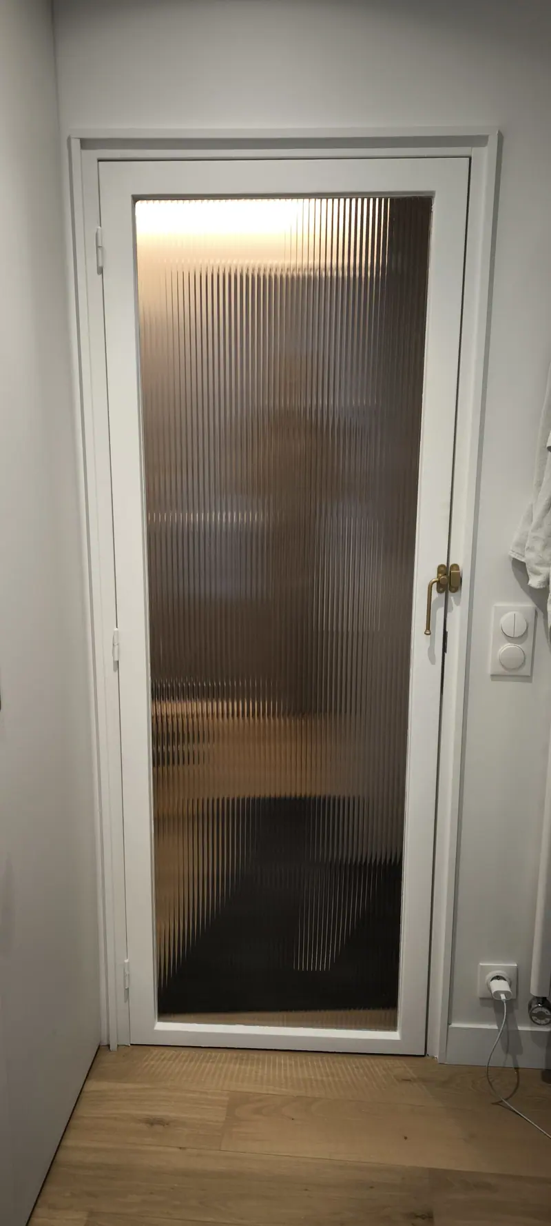 Porte vitrée en verre cannelé (Rénovation d’un appartement, Paris 20ᵉ)