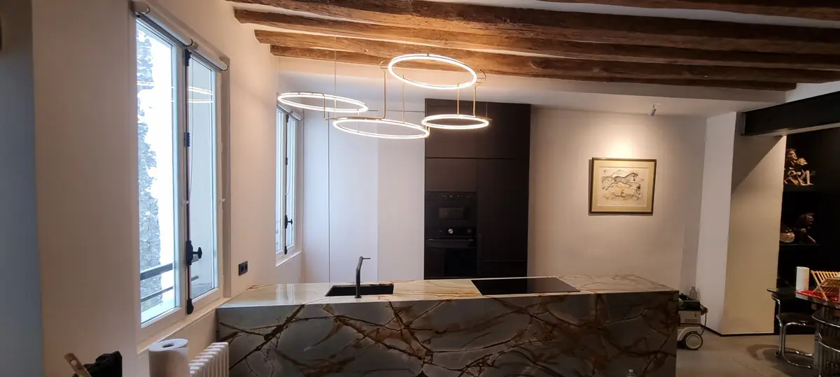 La pièce de vie et la cuisine (Rénovation complète d’un appartement, Paris, rue Saint-Denis)