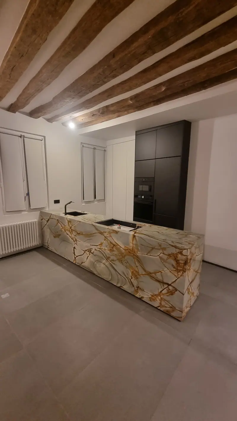 L’îlot en pierre veinée (Rénovation complète d’un appartement, Paris, rue Saint-Denis)