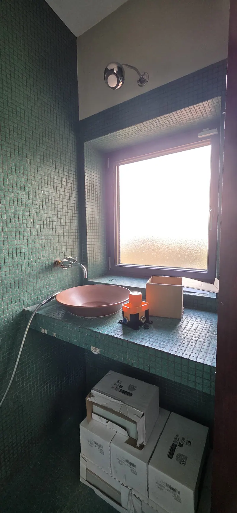 L’ancien plan vasque en mosaïque (Rénovation d’une salle de bain, Ermont)