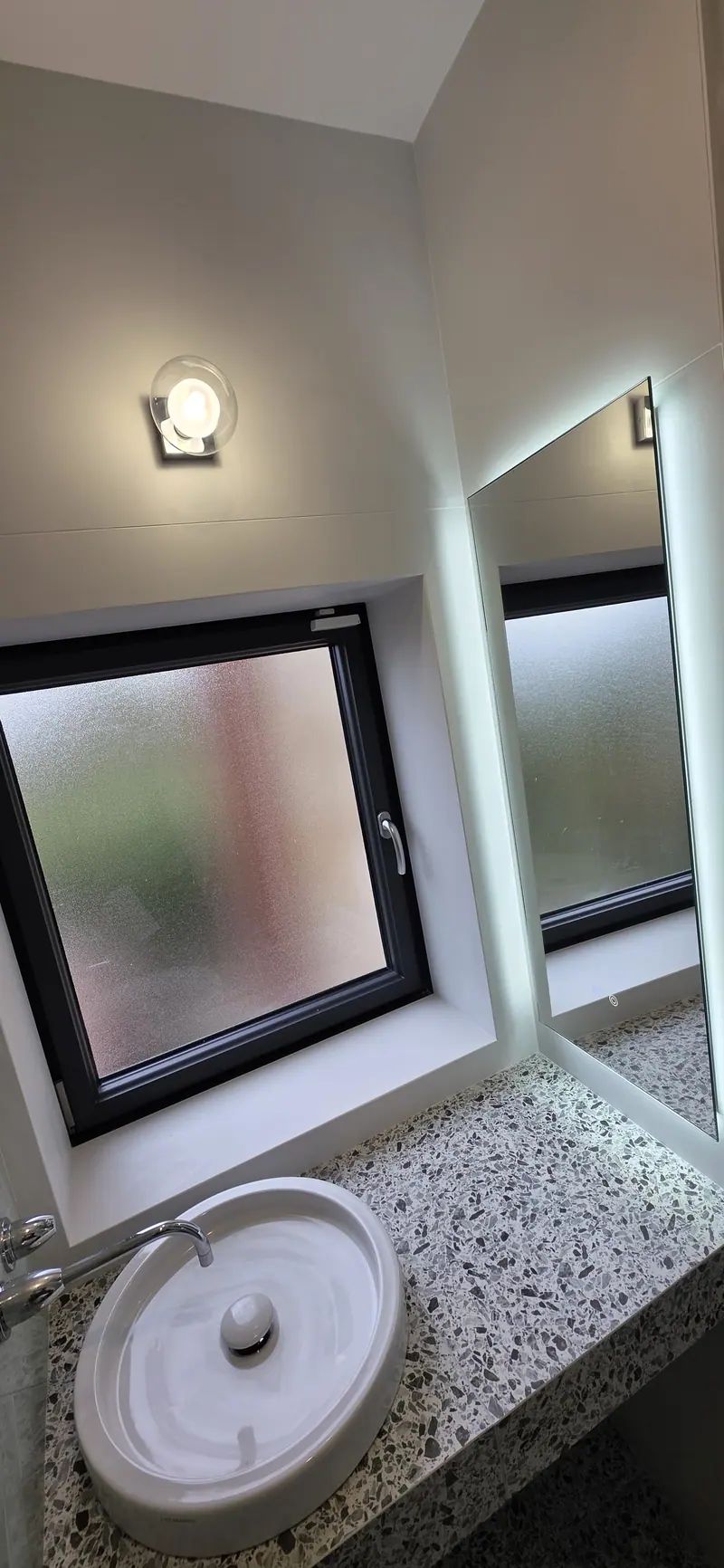 Vasque, miroir et applique (Rénovation d’une salle de bain, Ermont)