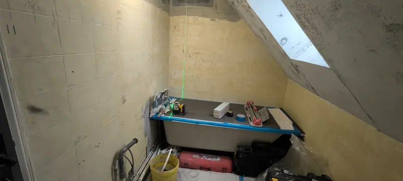 La salle de bain en début de chantier (Salle de bain, escalier et fenêtre de toit, Villiers-Adam)