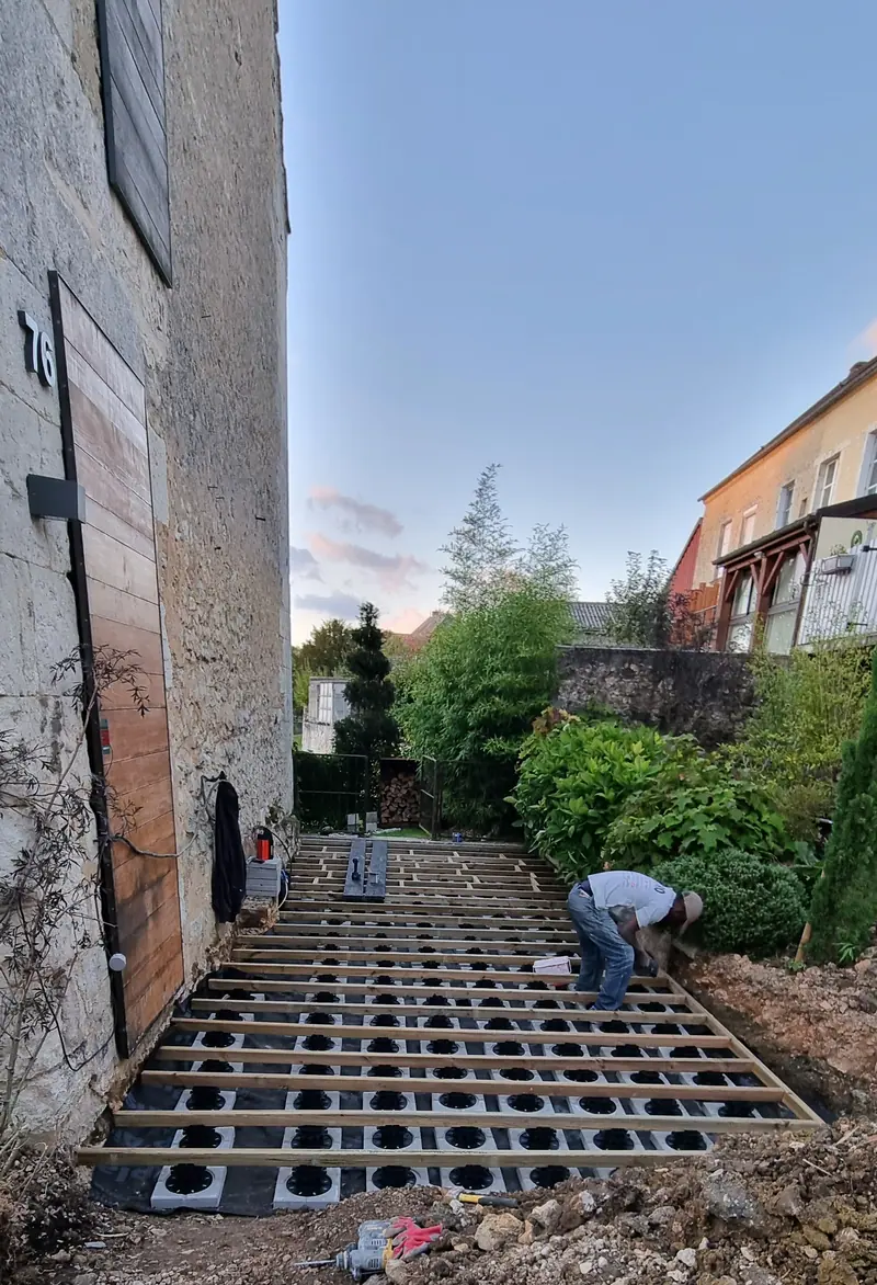 La structure sur plots (Terrasse en bois composite, Normandie)