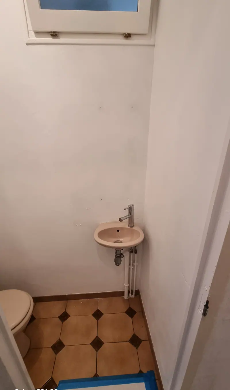 L’ancien lave-mains d’angle (Rénovation de WC, Nointel)