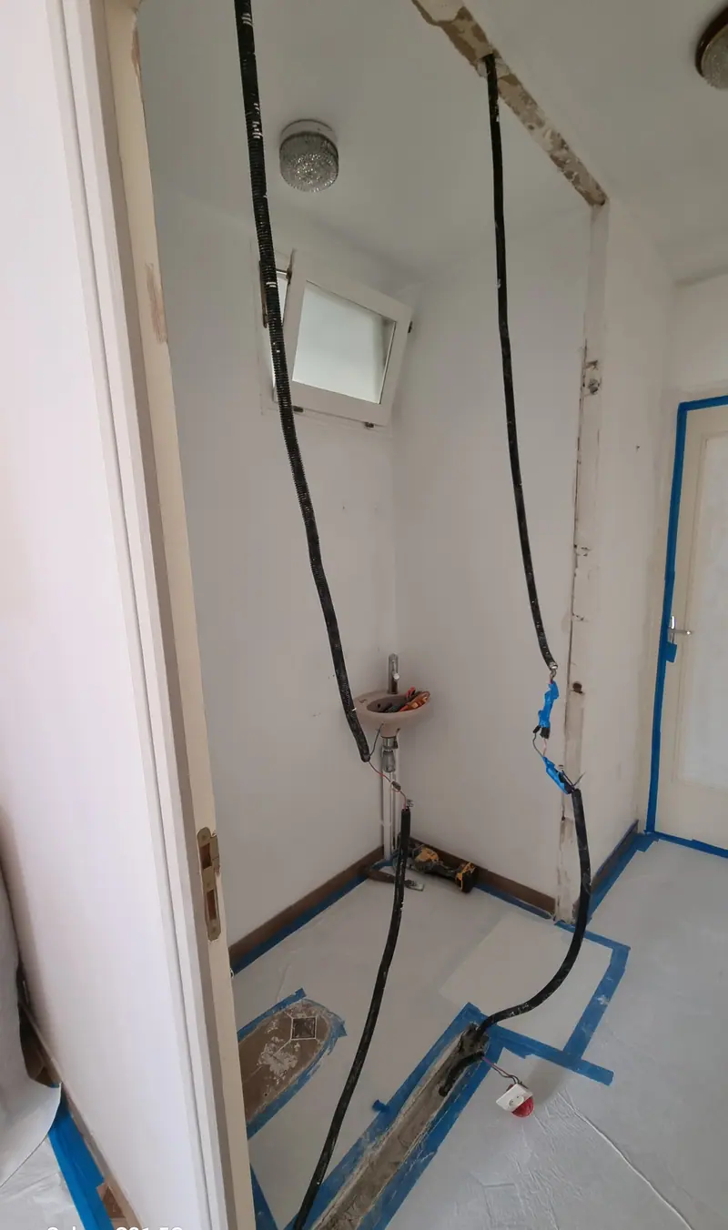Cloison ouverte pour la porte coulissante (Rénovation de WC, Nointel)