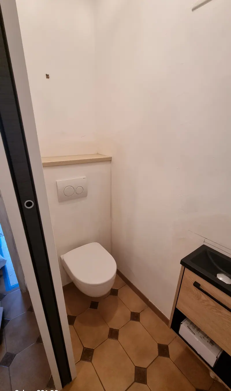 WC suspendu et meuble lave-mains (Rénovation de WC, Nointel)