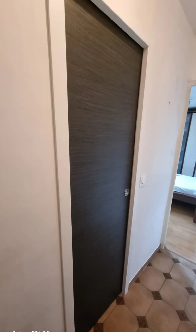 La porte coulissante (Rénovation de WC, Nointel)